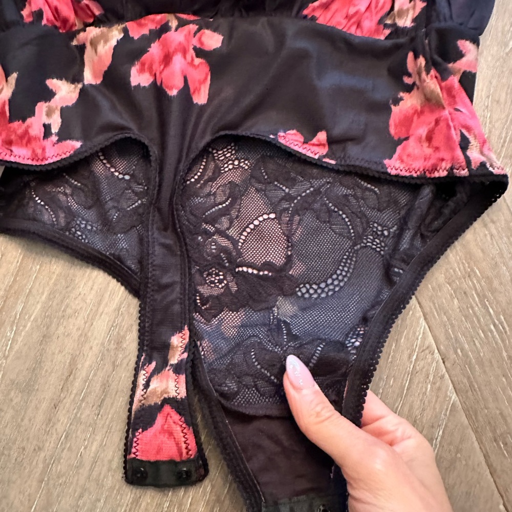 NWOT Free People Lace Floral Bodysuit - Picture 2 of 3